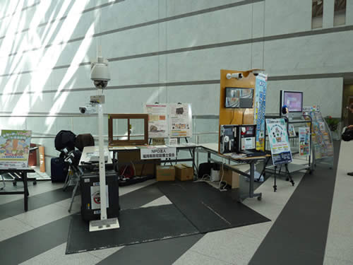 福岡県警察音楽隊定期演奏会場に防犯機器の展示